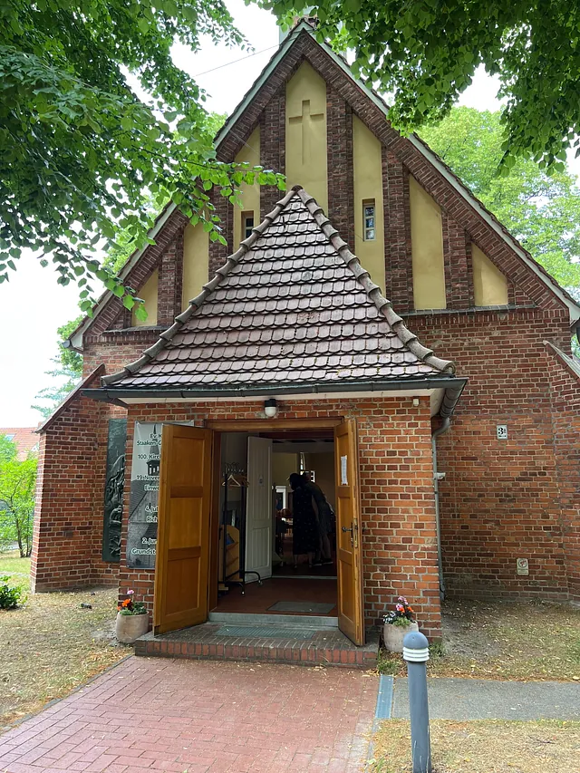 Kirche Gartenstadt von vorne mit offenen Türen