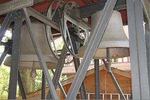 Die Stahlgussglocken „Freude“ und „Friede“ von 1955 im stählernen Glockenstuhl