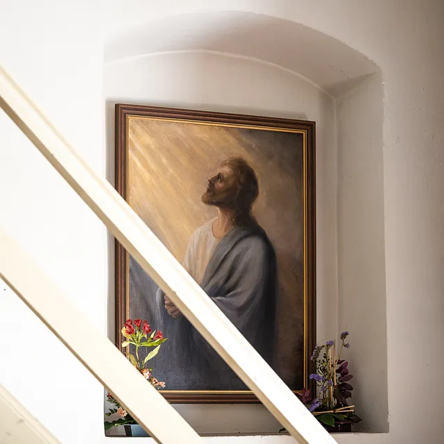Gemälde des betenden Jesus in einer Wandnische im Eingangsbereich der Dorfkirche Alt-Staaken
