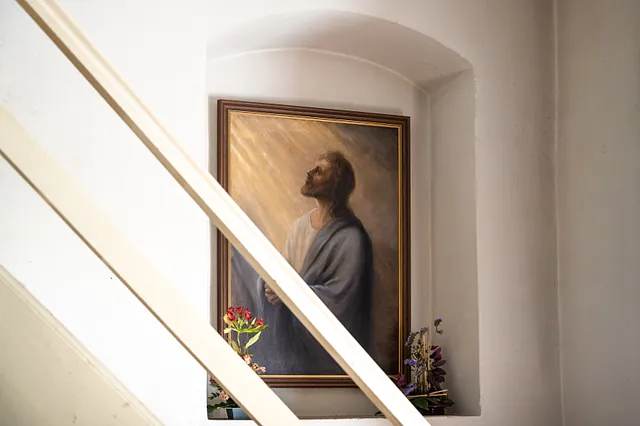 Gemälde des betenden Jesus in einer Wandnische im Eingangsbereich der Dorfkirche Alt-Staaken, davor ein Treppengeländer