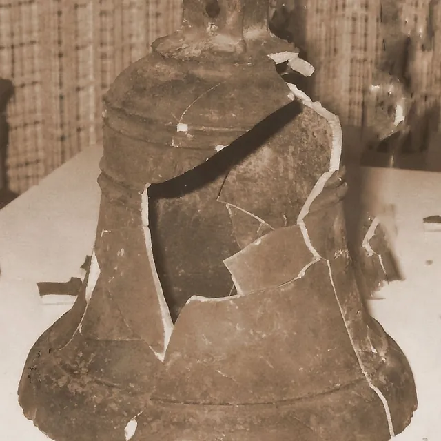 Die 1980 aus dem Dachreiter gestürzte kleine Glocke, aus vielen Scherben wieder zusammengesetzt, die Bruchstellen deutlich sichtbar