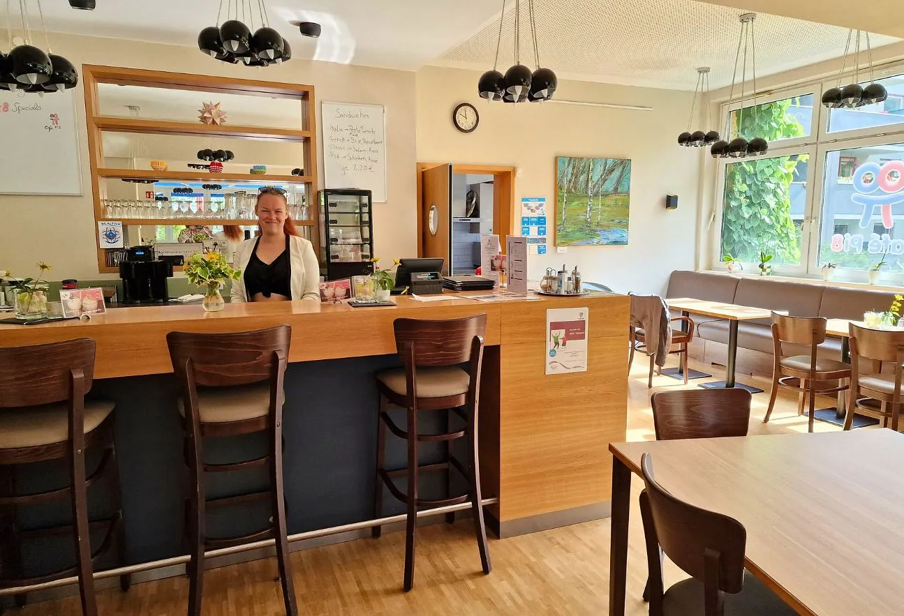Tresen vom Café Pi8. Eine Frau steht dahinter