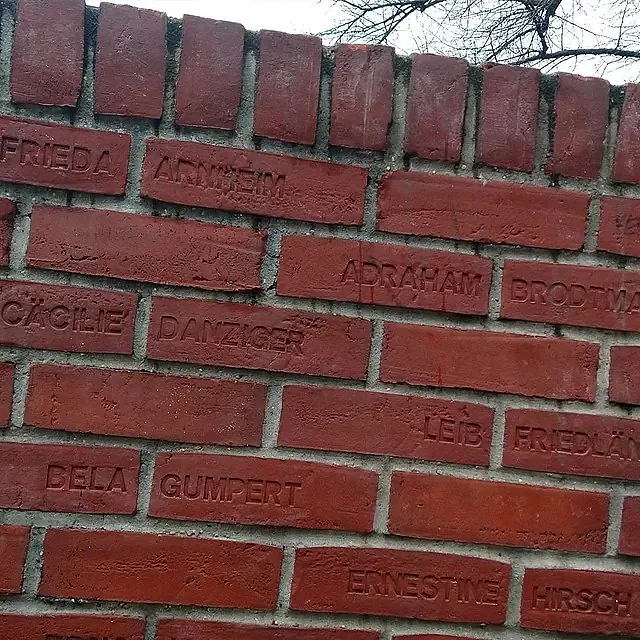 Ziegelsteine der Namenswand am Mahnmal Lindenufer in Spandau, in jeden Stein ist ein Name eingeprägt