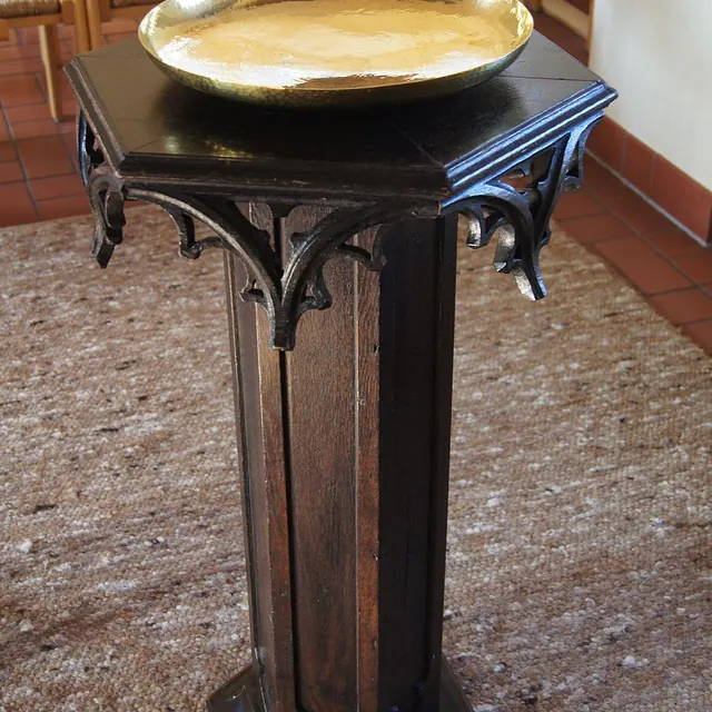 Taufstein aus dunklem Holz mit Messingschale, gefertigt aus dem ursprünglichen Kanzelfuß