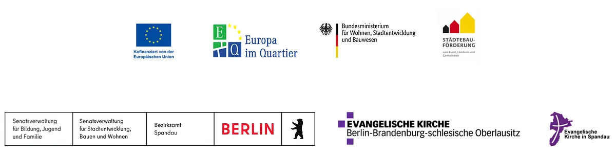 Logos der Fördergeber: Europäische Union (kofinanziert), Europa im Quartier, Bundesministerium für Wohnen, Stadtentwicklung und Bauwesen, Städtebauförderung von Bund, Ländern und Gemeinden, Senatsverwaltung für Bildung, Jugend und Familie, Senatsverwaltung für Stadtentwicklung, Bauen und Wohnen, Bezirksamt Spandau, Berlin, Evangelische Kirche Berlin-Brandenburg-schlesische Oberlausitz, Evangelische Kirche in Spandau