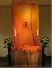 Modernes Altarbild „Pfingstlicher Windgeist“ von Ludger Trautmann (2002): leuchtend orange Segeltuch-Malerei über dem Altar der Gartenstadt-Kirche