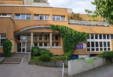 Ernst-Lange-Haus am Pillnitzer Weg 8: Eingang mit Treppe, Schriftzug Ev. Kirchengemeinde Staaken und efeubewachsener Fassade