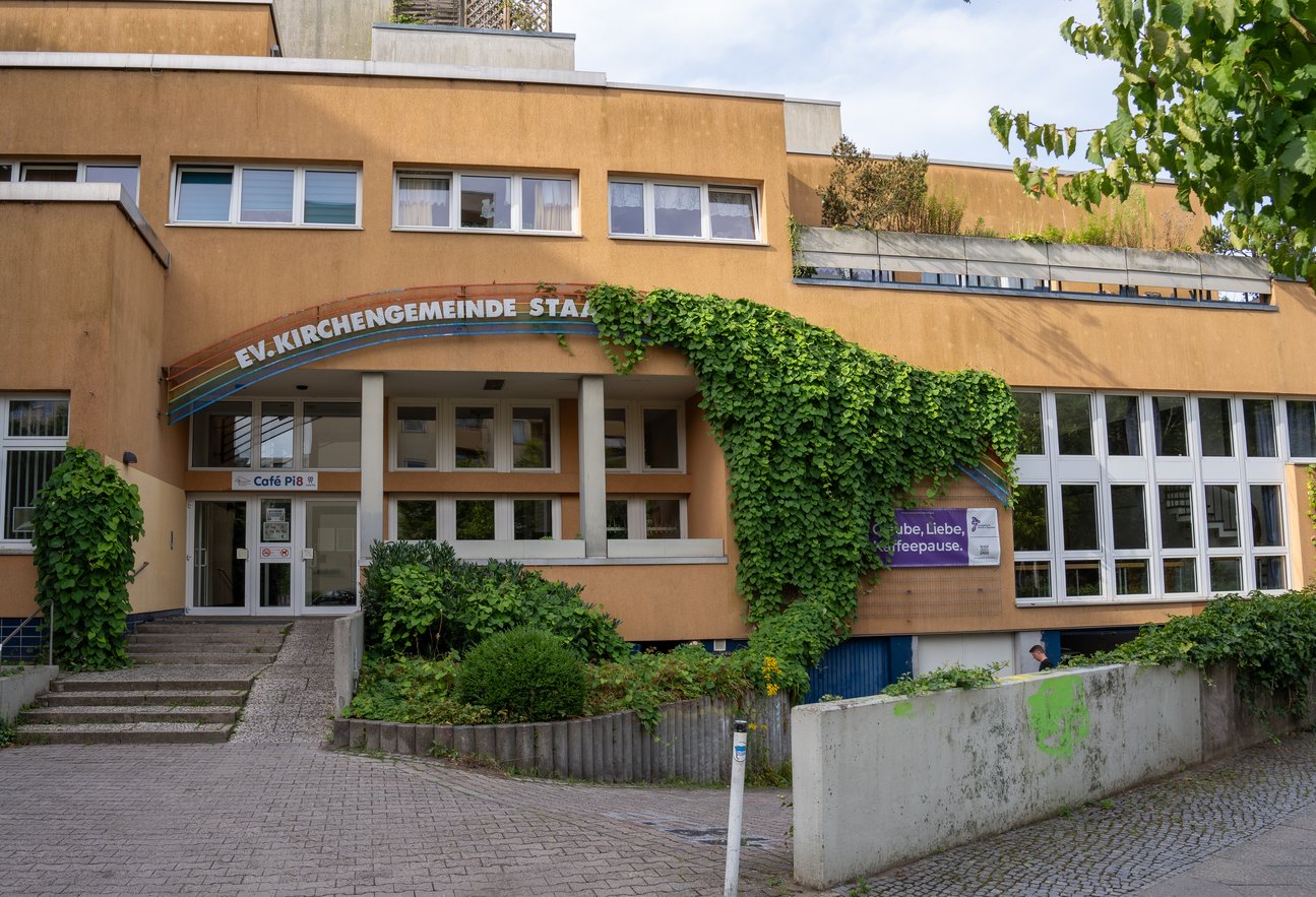 Ernst-Lange-Haus am Pillnitzer Weg 8: Eingang mit Treppe, Schriftzug Ev. Kirchengemeinde Staaken und efeubewachsener Fassade