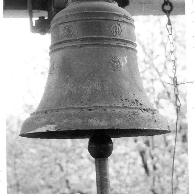 Schwarz-Weiß-Foto der kleinen Glocke aus dem 15. Jahrhundert, die bis 1980 im Dachreiter hing
