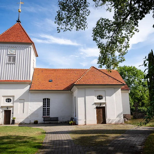 Dorfkirche Alt-Staaken von Westen mit Kirchturm, Eingang und gepflastertem Weg