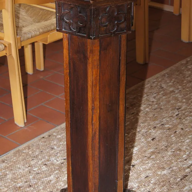 Kollektenstock aus dunklem Holz, gefertigt aus dem ursprünglichen Kanzelfuß