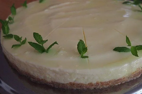 Eine helle Torte mit frischen Minzblättern