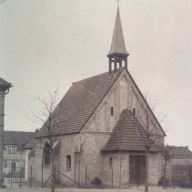 Historische Aufnahme der Gartenstadt-Kirche: kleiner Klinkerbau mit Dachreiter, Vorhalle und spitzbogigen Fenstern