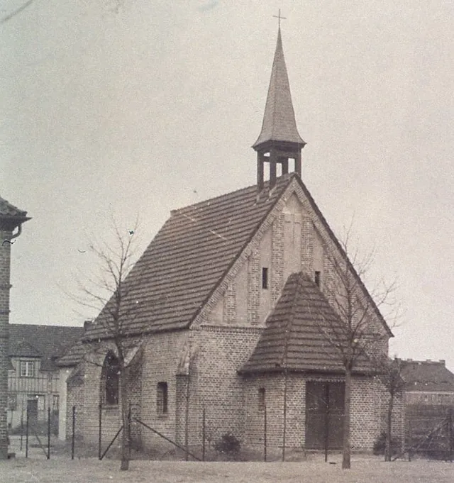 Historische Aufnahme der Gartenstadt-Kirche: kleiner Klinkerbau mit Dachreiter, Vorhalle und spitzbogigen Fenstern
