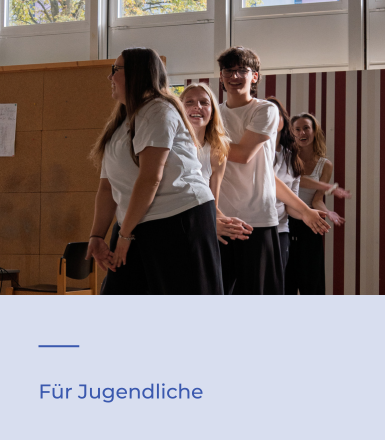 Eine Gruppe Jugendlicher tanzen