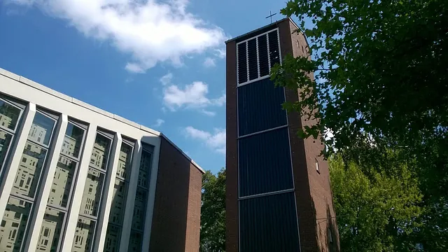 Die ehemalige Zuversichtskirche in Staaken: Backsteinturm neben dem Kirchbau mit hohen Fensterbändern