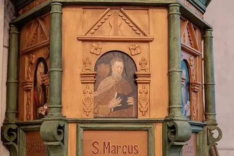 Historische Holzkanzel der Dorfkirche Alt-Staaken mit gemalten Evangelistenbildern