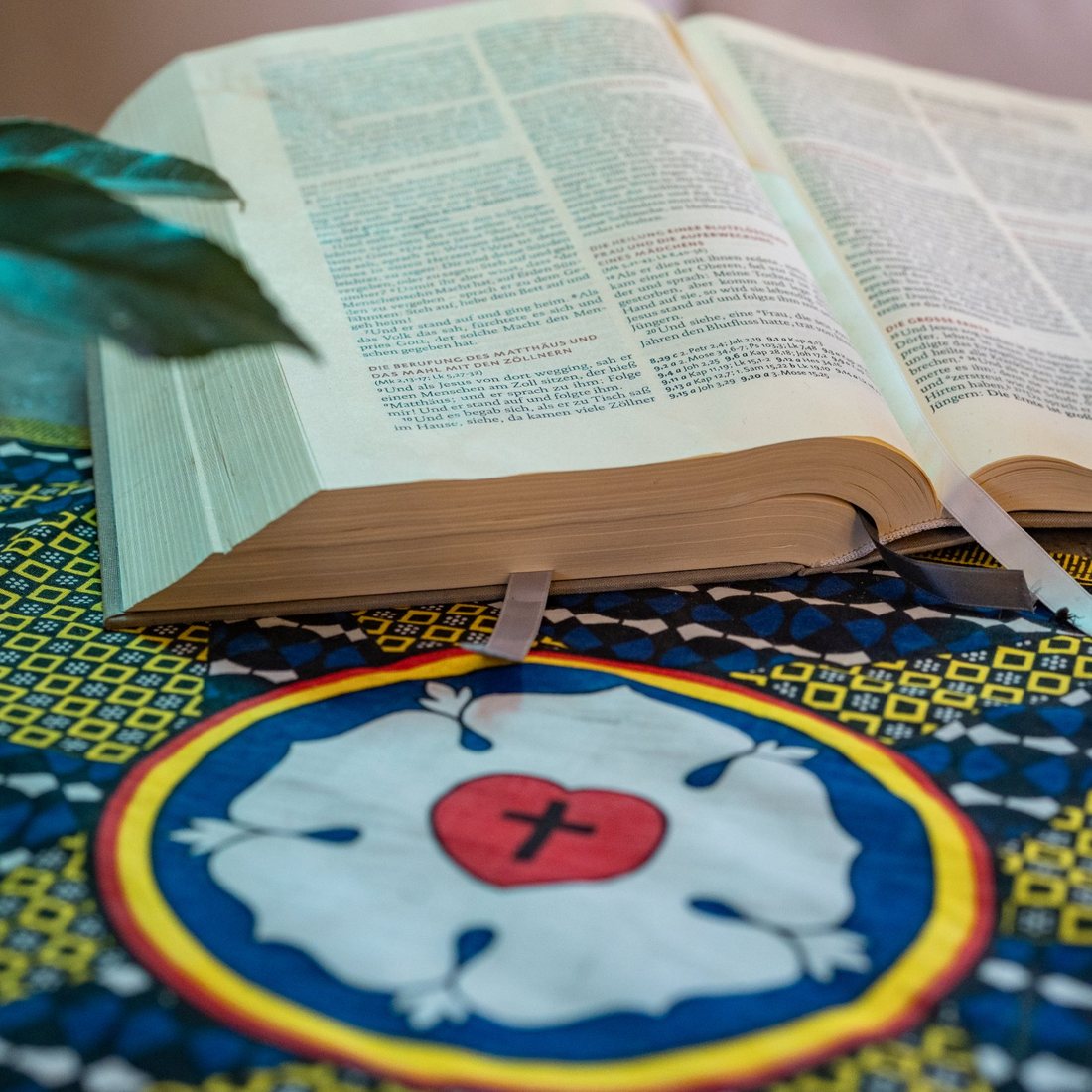 Aufgeschlagene Bibel auf einem Altartuch mit Lutherrose in der Dorfkirche Alt-Staaken