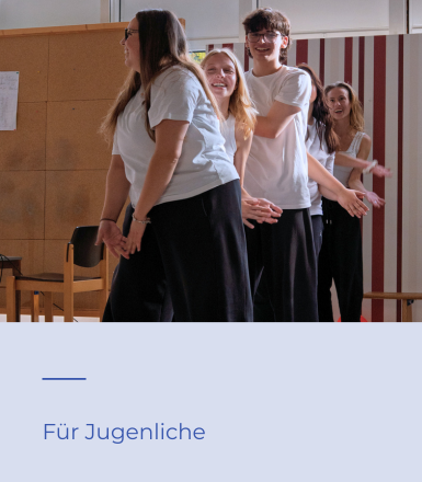 Eine Gruppe Jugendlicher tanzen