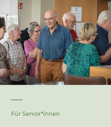 Eine Gruppe Menschen stehen zusammen und lachen