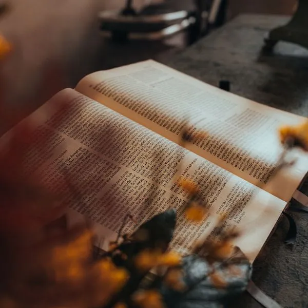 Aufgeschlagene Bibel liegt auf dem Altar