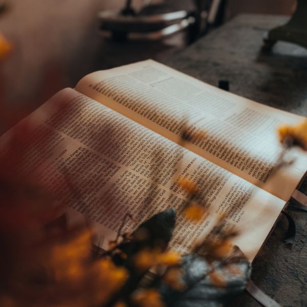 Aufgeschlagene Bibel liegt auf dem Altar