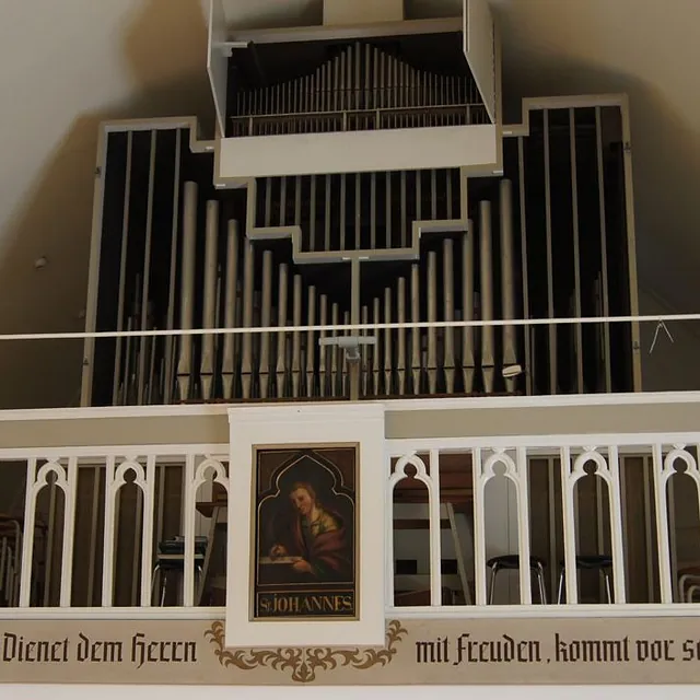 Orgelempore mit der Weißenborn-Orgel von 1959 hinter einer weißen Holzbrüstung mit Bibelvers