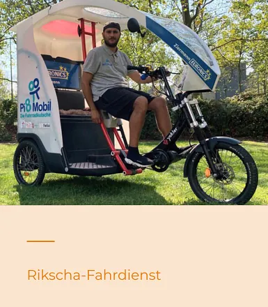 Ein Mann sitzt auf einer Fahrrad-Rikscha