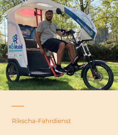 Ein Mann sitzt auf einer Fahrrad-Rikscha